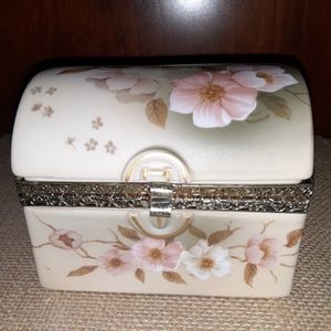 Vintage Victorian garden hummewerk dogwood collection trinket jewelry box
